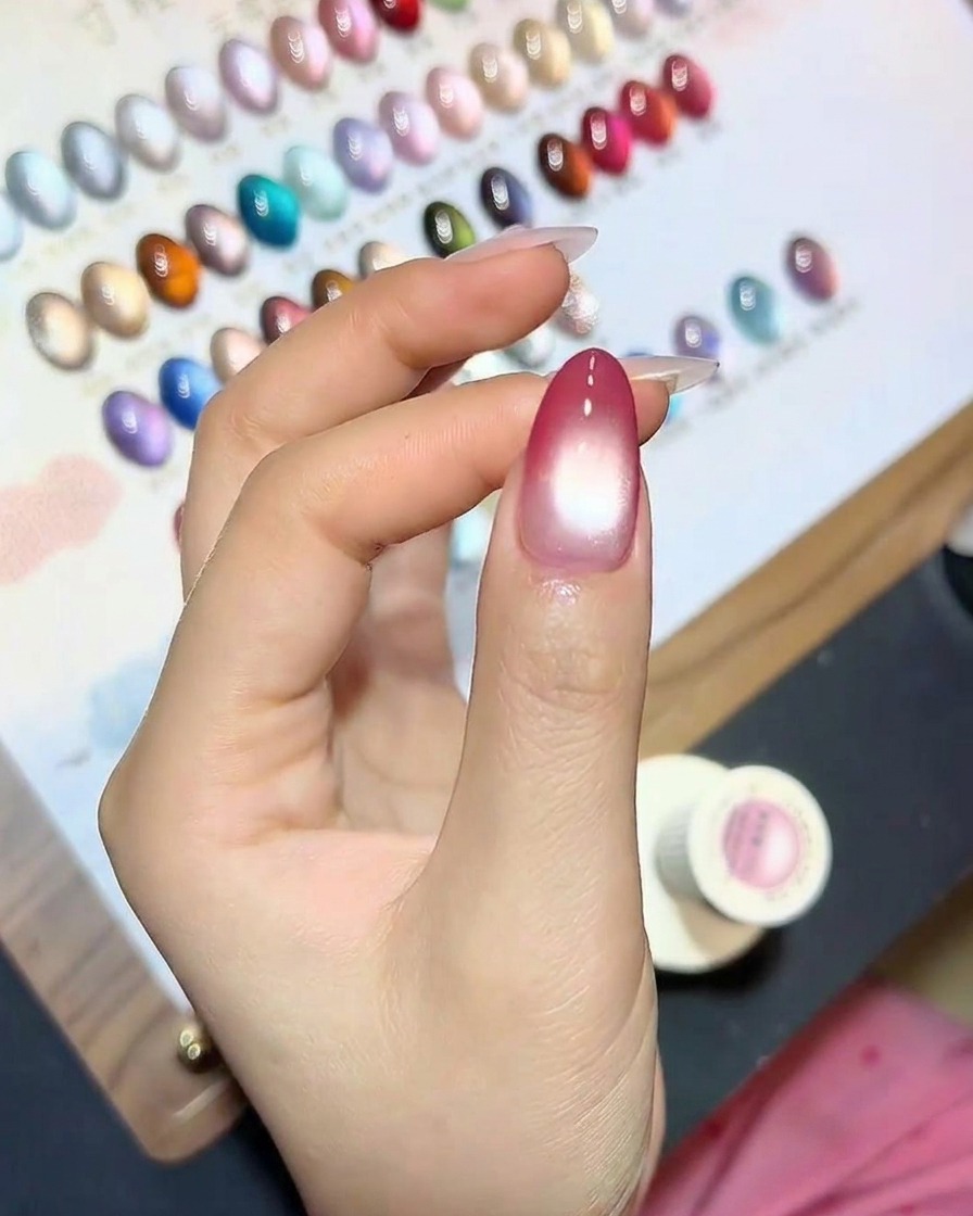 Una uña con el efecto de ojo de gato siendo curada bajo una lámpara UV.