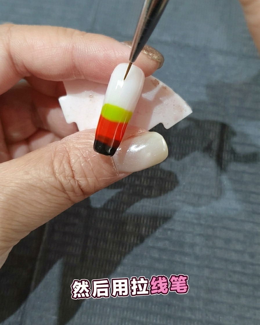 Un pincel de detalle fino arrastrándose a través de múltiples capas de gel húmedo para crear un patrón de llamas.