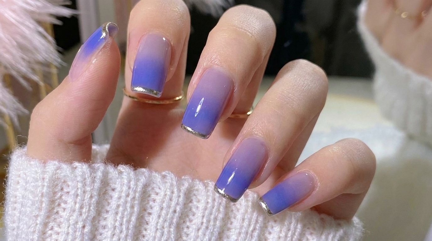 Uñas degradadas en azul y morado con punta francesa metálica — Tutorial paso a paso