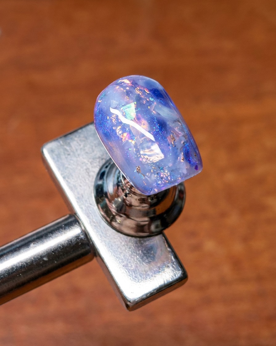 Un pincel difuminando los bordes de la decoración de conchas y glitter para un look suave.