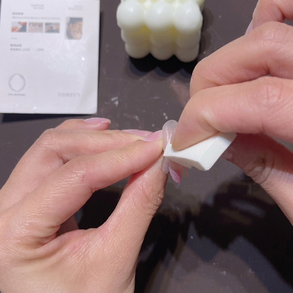 Un pincel para ombré barriendo hacia arriba para integrar la segunda capa de blanco con la base rosa.
