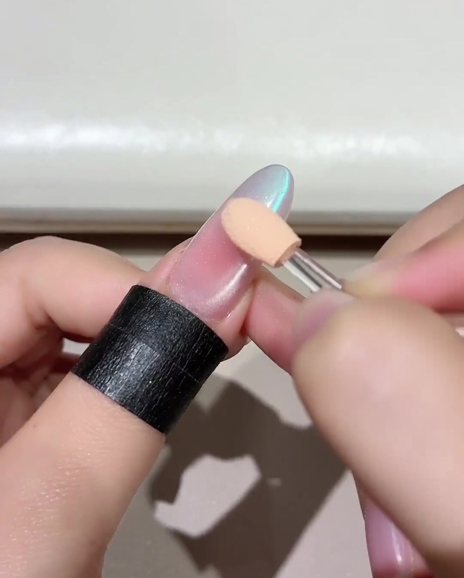 Un pincel aplicando una capa vibrante de esmalte en gel Jade D05 sobre una uña preparada.