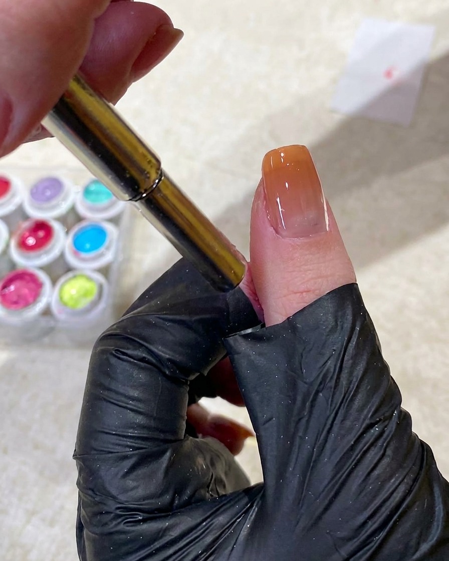 Una herramienta magnética utilizada para manipular el gel cat eye en una pequeña forma circular cerca de la cutícula.