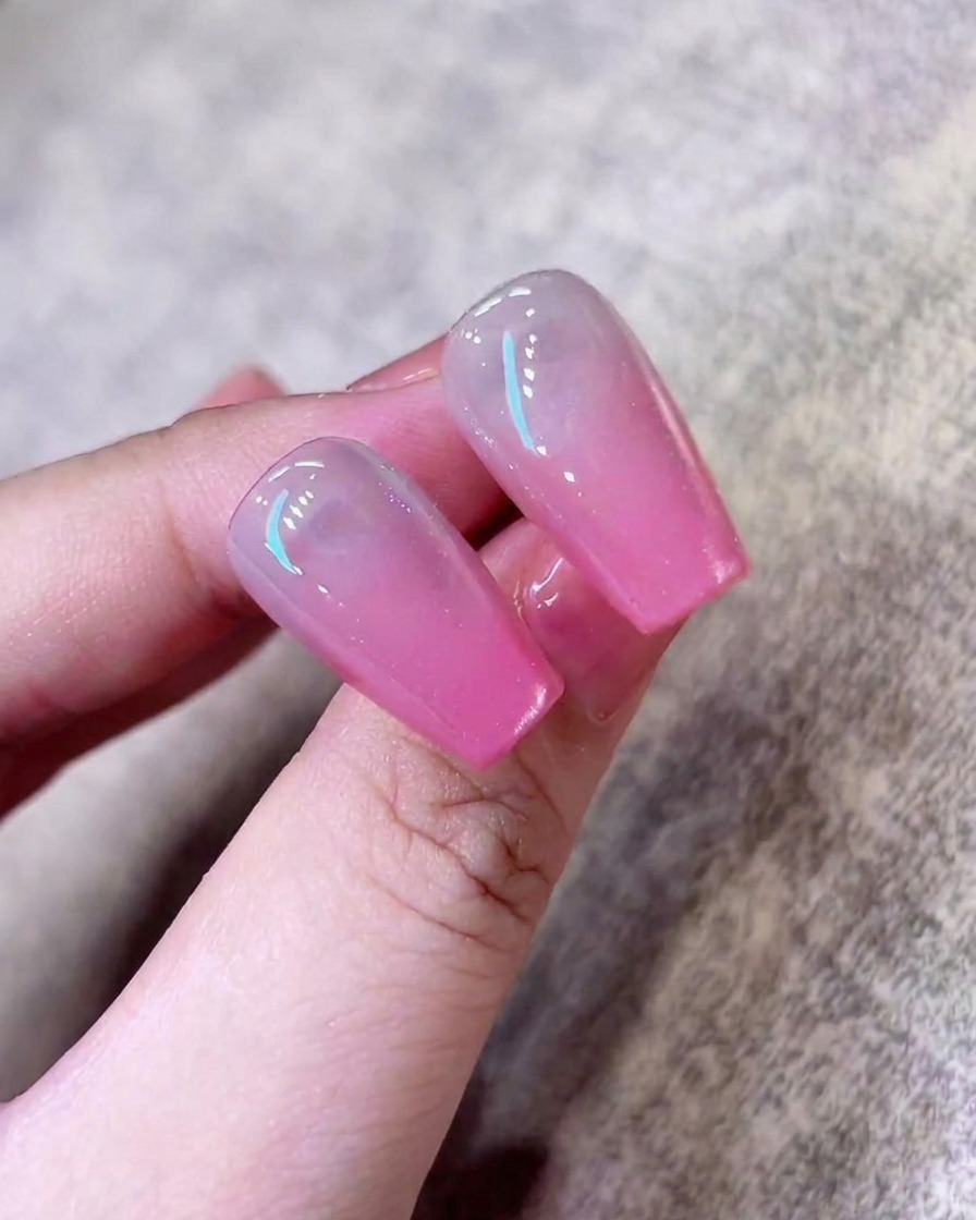 Una última pasada de esmalte brillante cat-eye aplicada en la uña para perfeccionar el acabado.