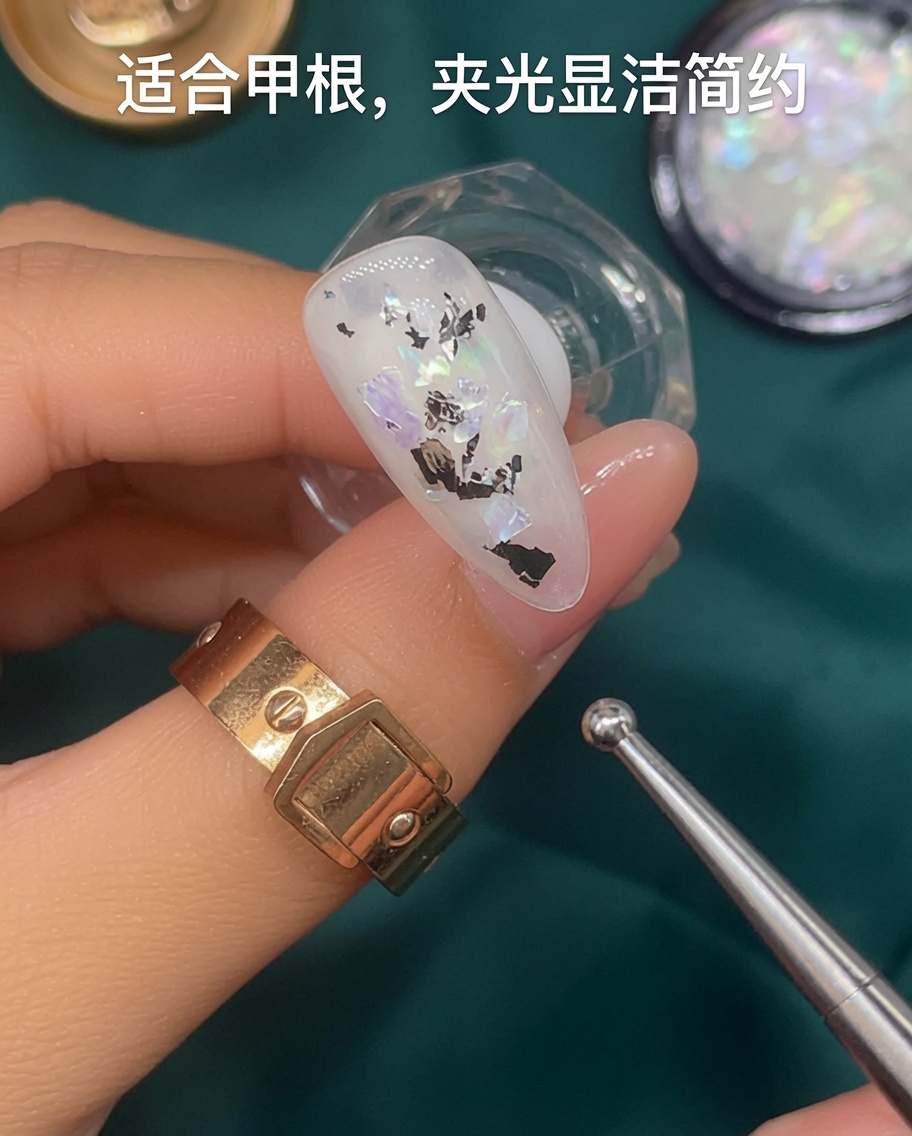 Un pincel aplicando esmalte de gel blanco translúcido sobre una uña.