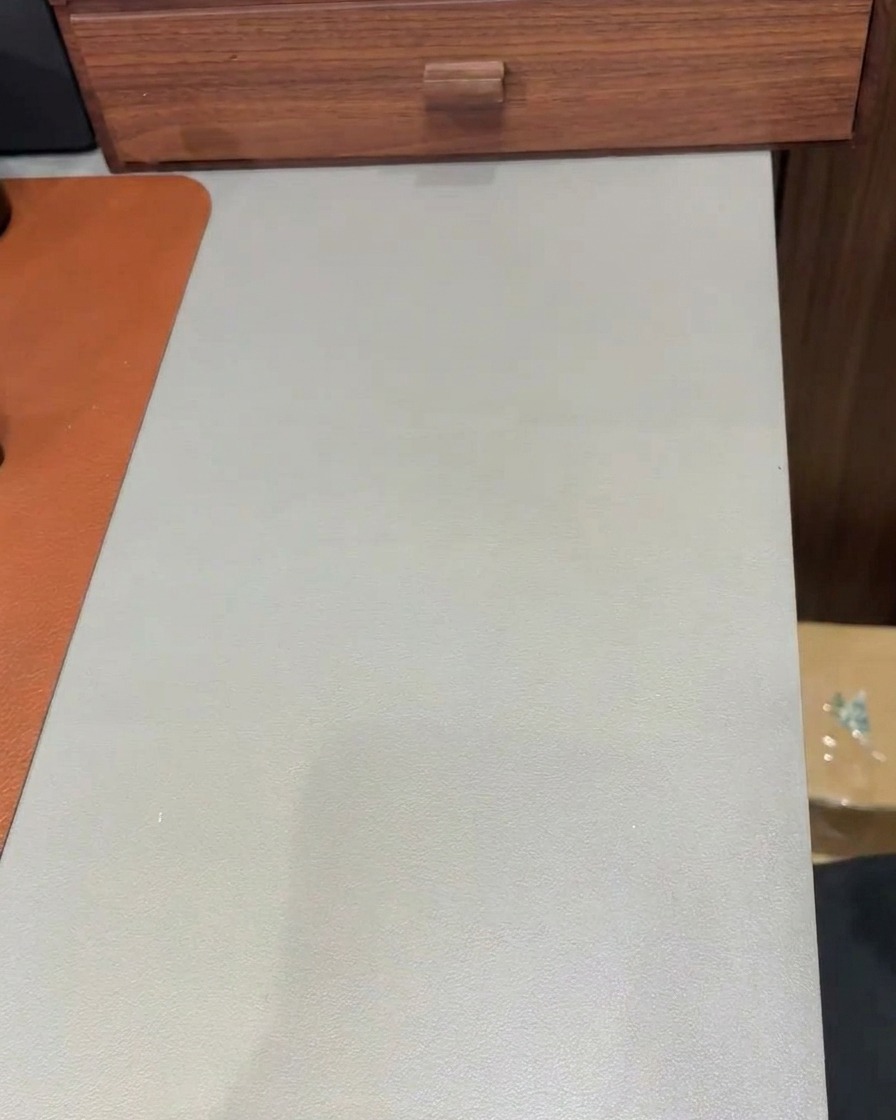 Un pincel aplicando una capa transparente de gel constructor sobre una uña cubierta de purpurina para crear un acabado suave.