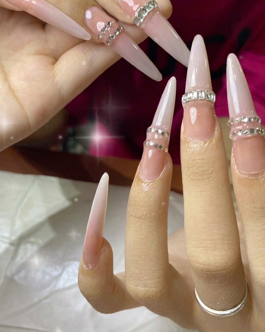 Primer plano de una lima de uñas puliendo la superficie de una uña natural.