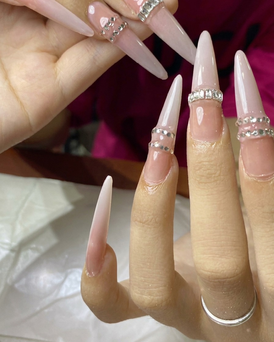 Una mano descansando dentro de una lámpara de uñas UV, con las uñas recibiendo un curado final.