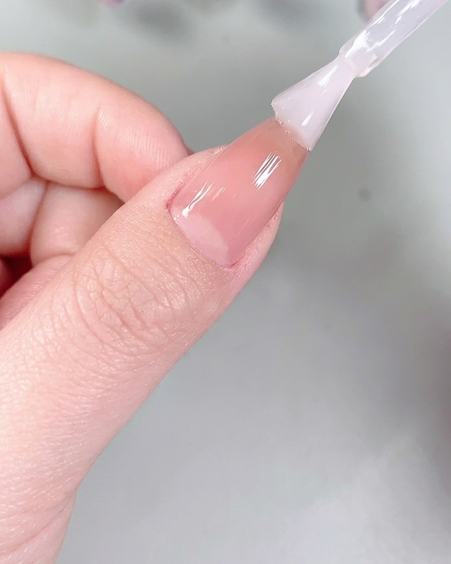 Uñas colocadas dentro de una lámpara UV/LED profesional para su curado.