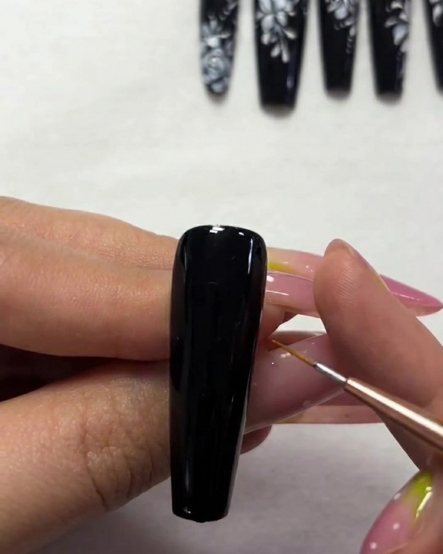 Toma macro enfocada en la refinación de las alas de la mariposa más pequeña con trazos precisos de pintura blanca.