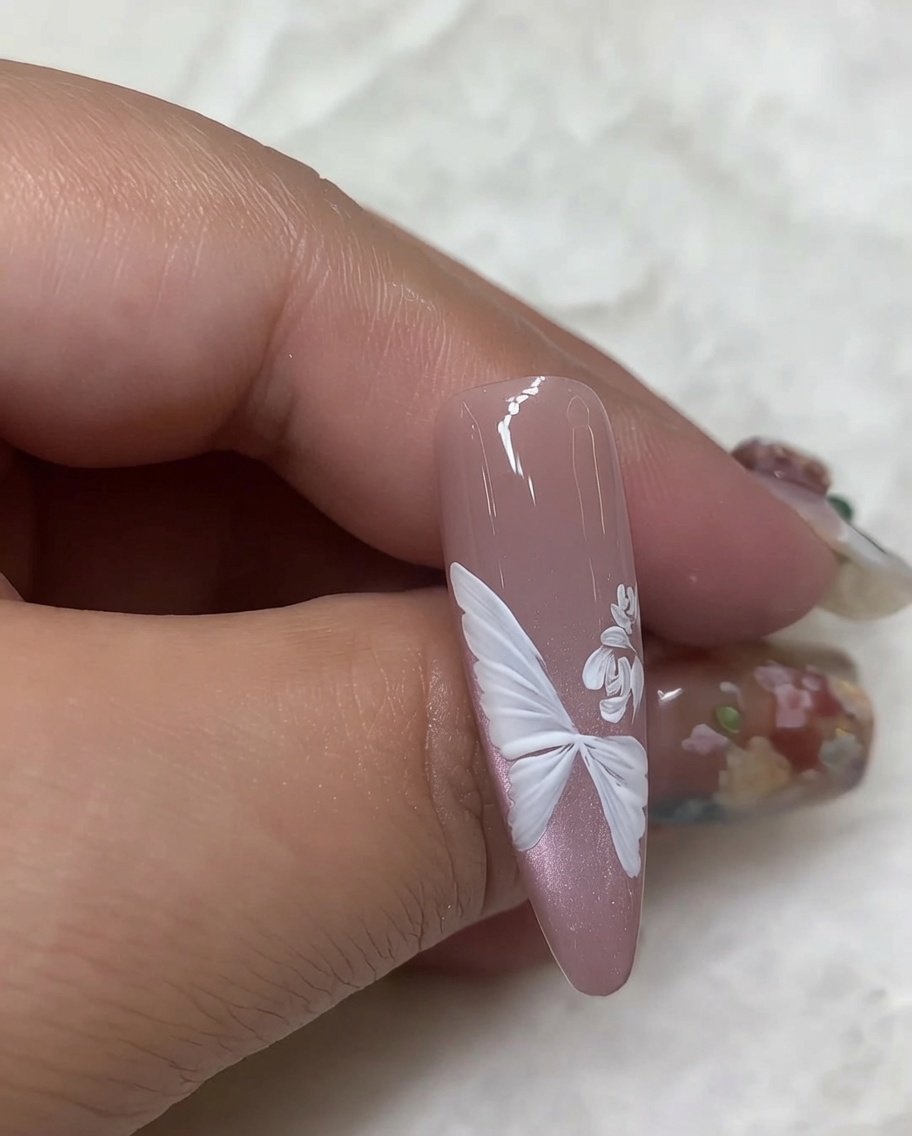 Primer plano que muestra capas de trazos curvos blancos que se agregan para formar pétalos de rosa detallados.
