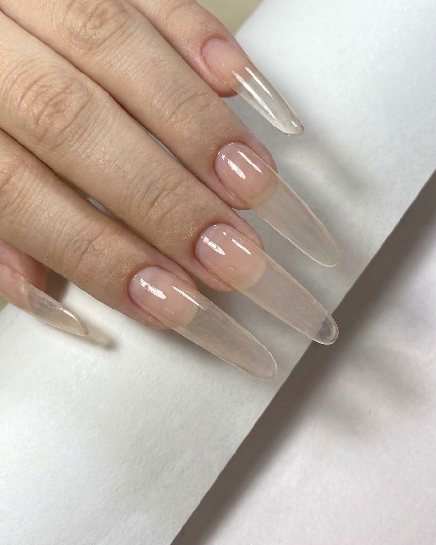 Aplicación de una segunda capa de gel en tono nude sobre la superficie de la uña para intensificar el color.