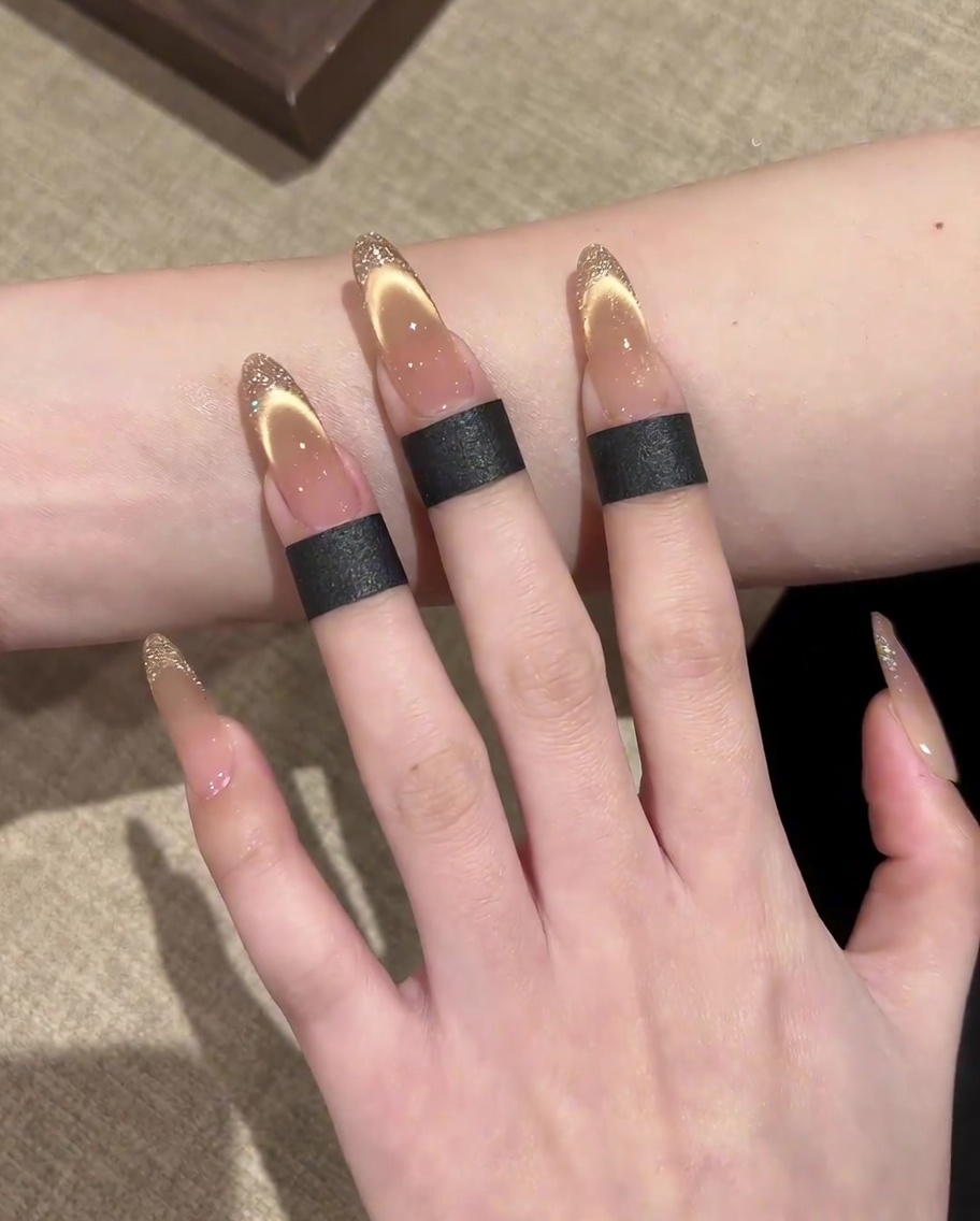 Primer plano de una mano con los detalles de la manicura francesa terminados curándose dentro de una lámpara UV/LED.
