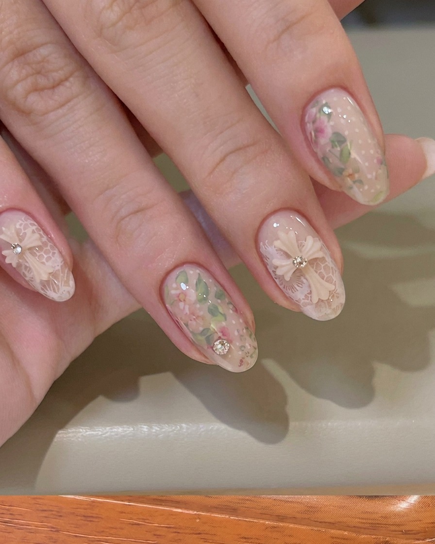 Uñas siendo colocadas bajo una lámpara UV para el proceso de curado del gel de transferencia.