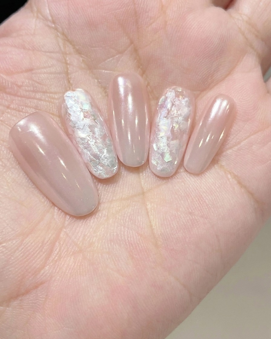 Aplicando un gel adhesivo transparente y espeso sobre la uña en preparación para las decoraciones de nail art.