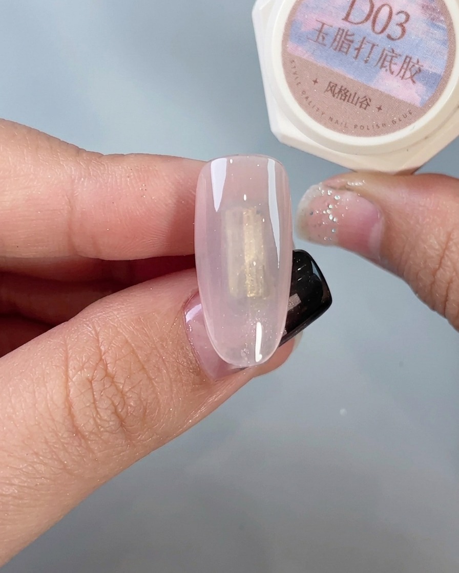 Un pincel de uñas aplicando un top coat transparente diseñado específicamente para usarse con polvo cromado.