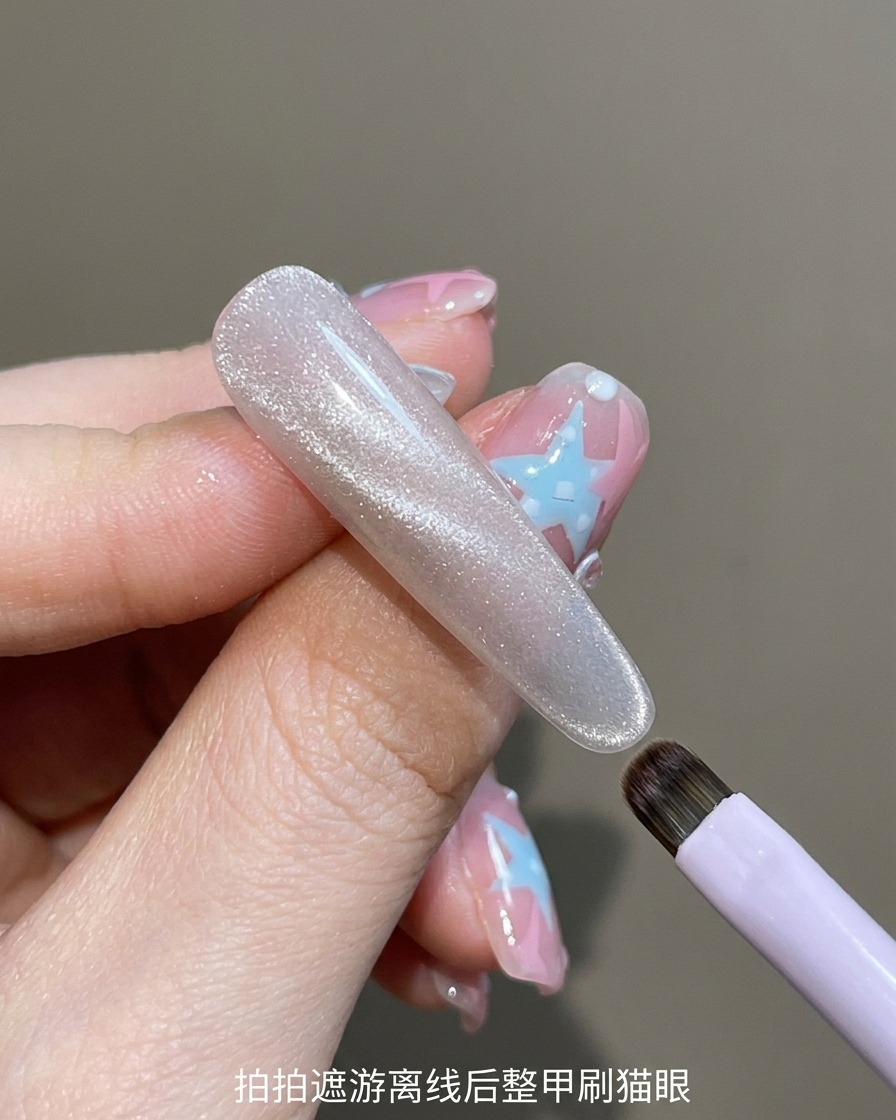 Un pincel aplicando un esmalte en gel transparente y brillante tipo ojo de gato sobre una uña natural.