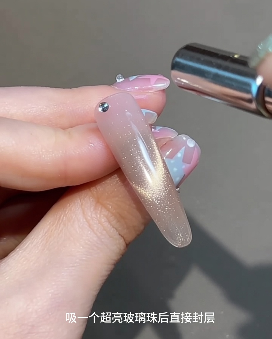 Un imán cilíndrico sostenido de forma paralela sobre una uña cubierta con gel húmedo para crear un brillo magnético.