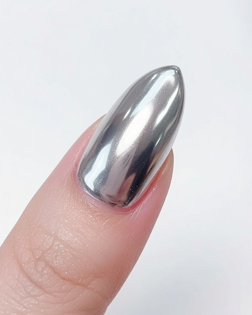 Un cepillo suave de maquillaje siendo utilizado para retirar el exceso de polvo cromado de un tip terminado.