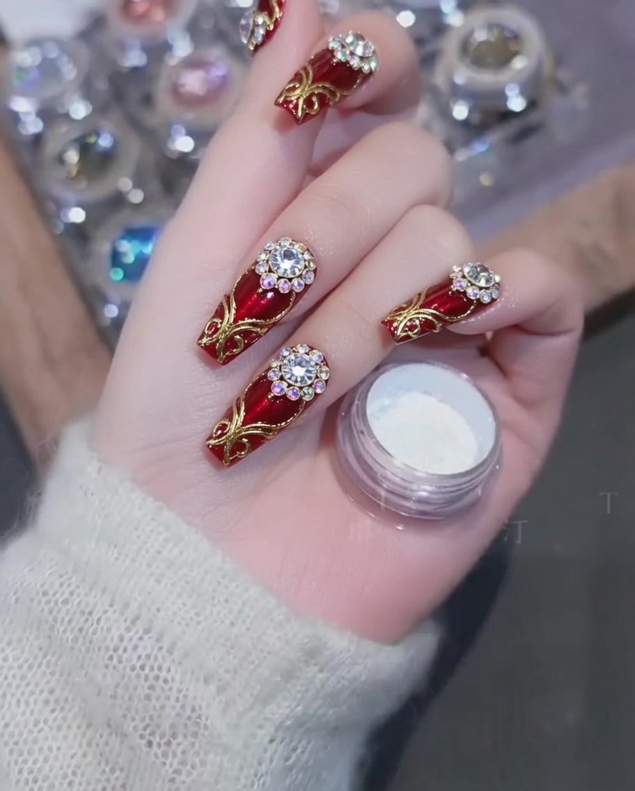 Primer plano de una uña siendo pintada con esmalte de gel nude traslúcido comenzando desde la cutícula.