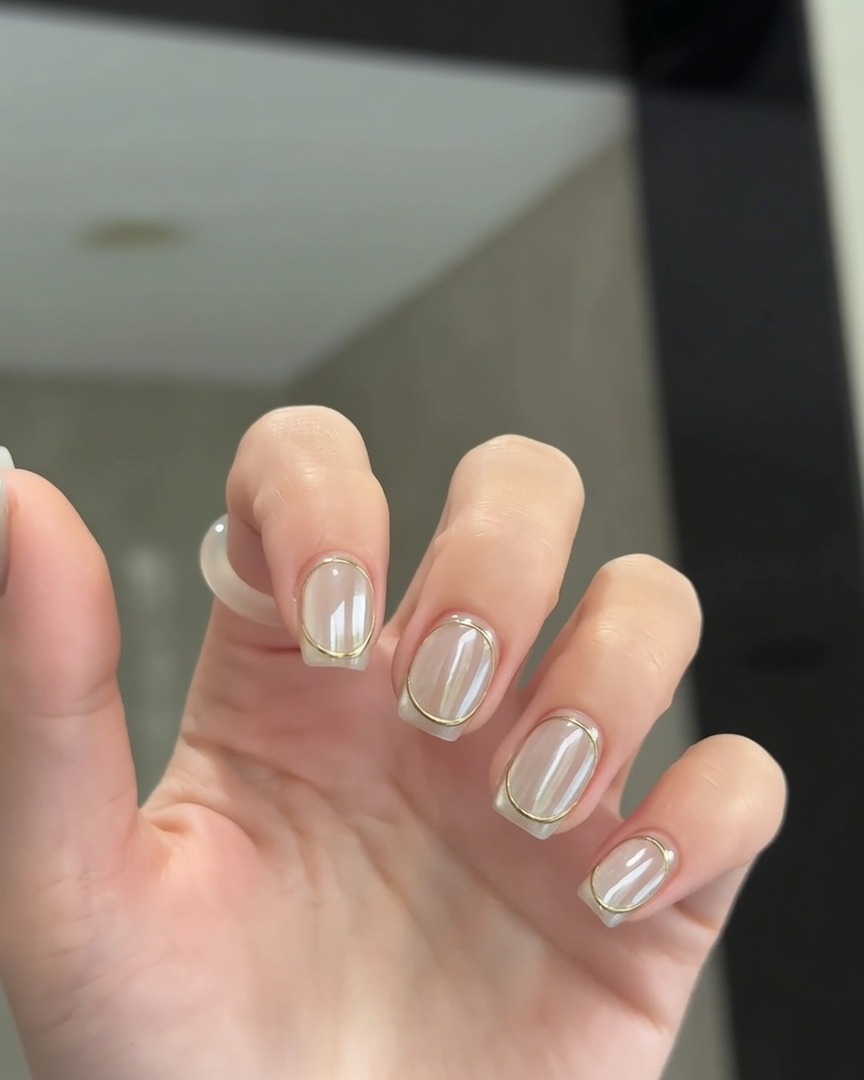 Una mano reposando bajo una lámpara de uñas UV/LED para el curado final.