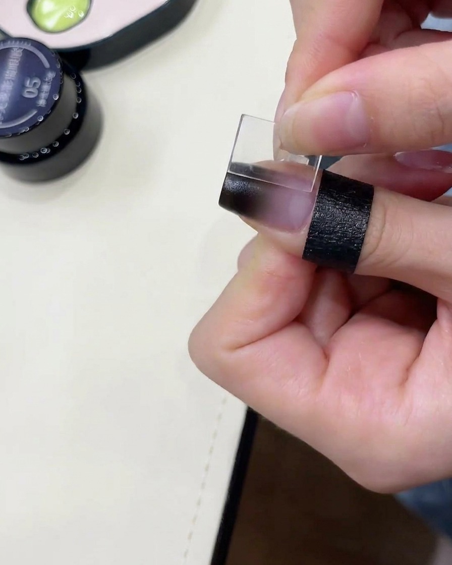 Aplicando gel cat-eye sobre el degradado.