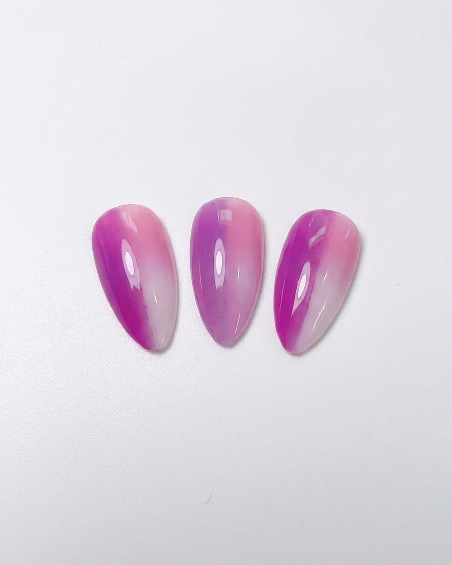 Tips de uñas postizas blancas organizadas sobre una tira adhesiva transparente.