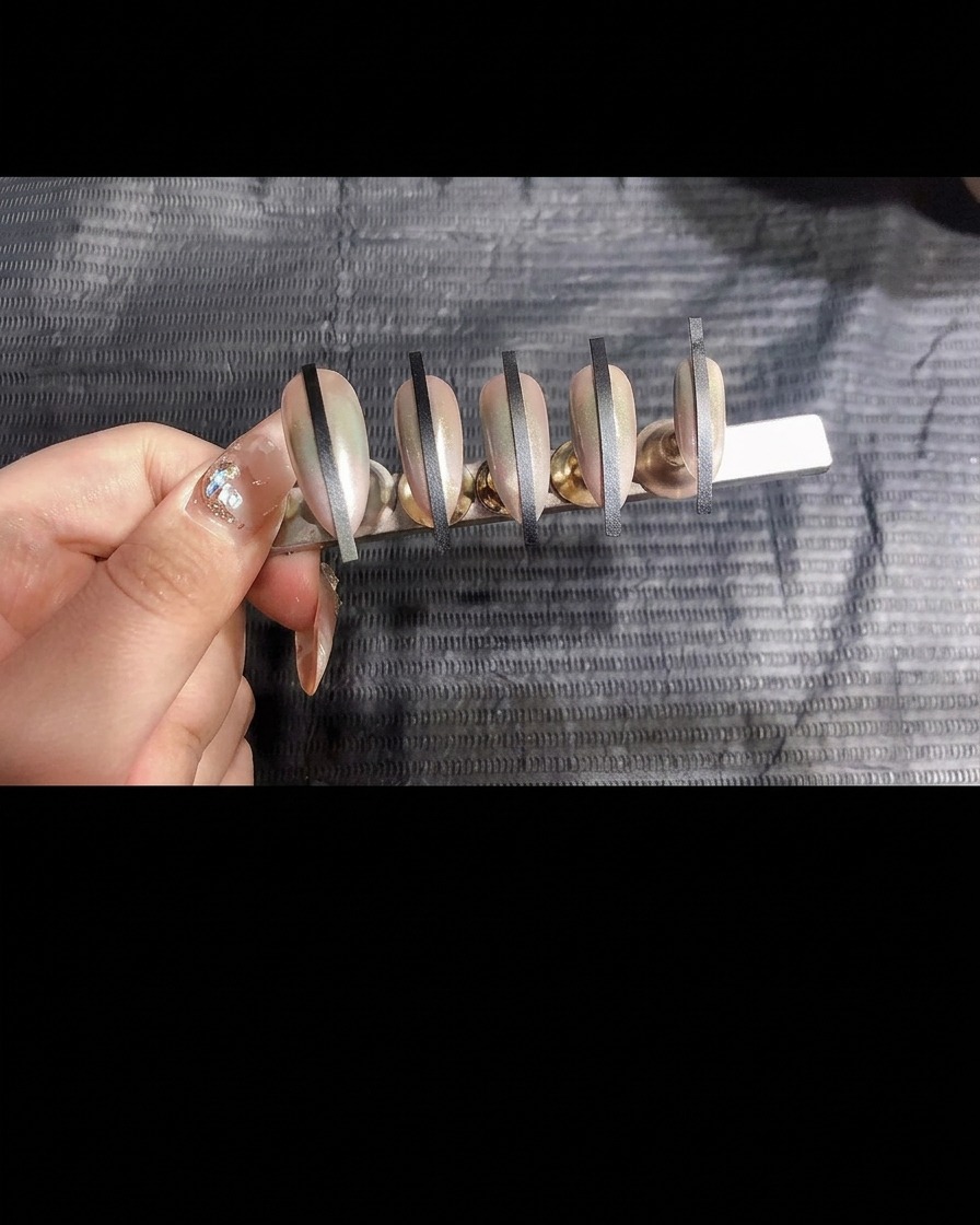 Una mano colocando el soporte de uñas dentro de una lámpara de curado UV.