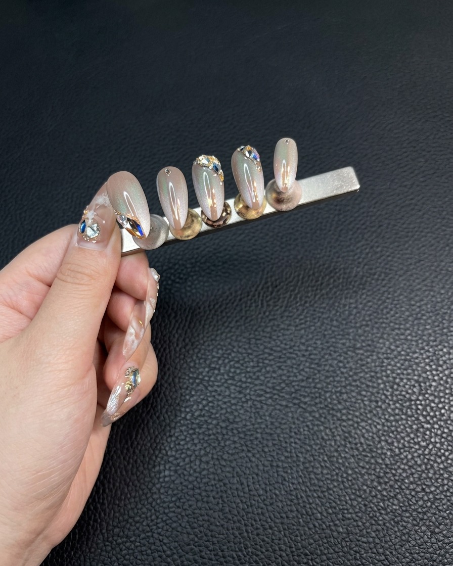 Primer plano de dedos sosteniendo un soporte de uñas, refinando los bordes del segundo set con una lima pequeña.