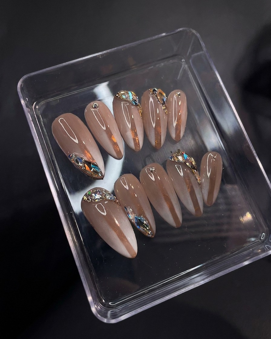 Una vista macro que muestra la superficie brillante y reflectante de las uñas terminadas con top coat aplicado.