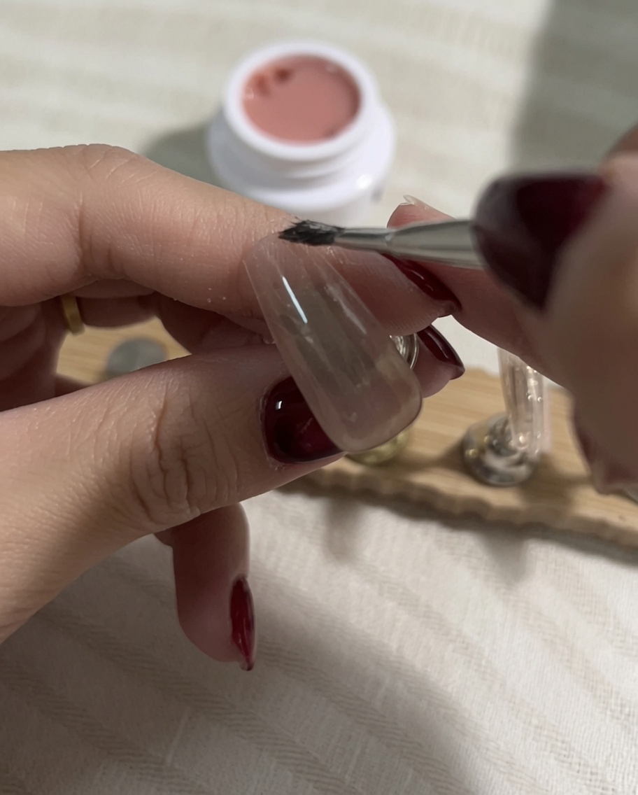 Recogiendo un tono de nude más claro con un pincel plano después de curar la capa anterior.