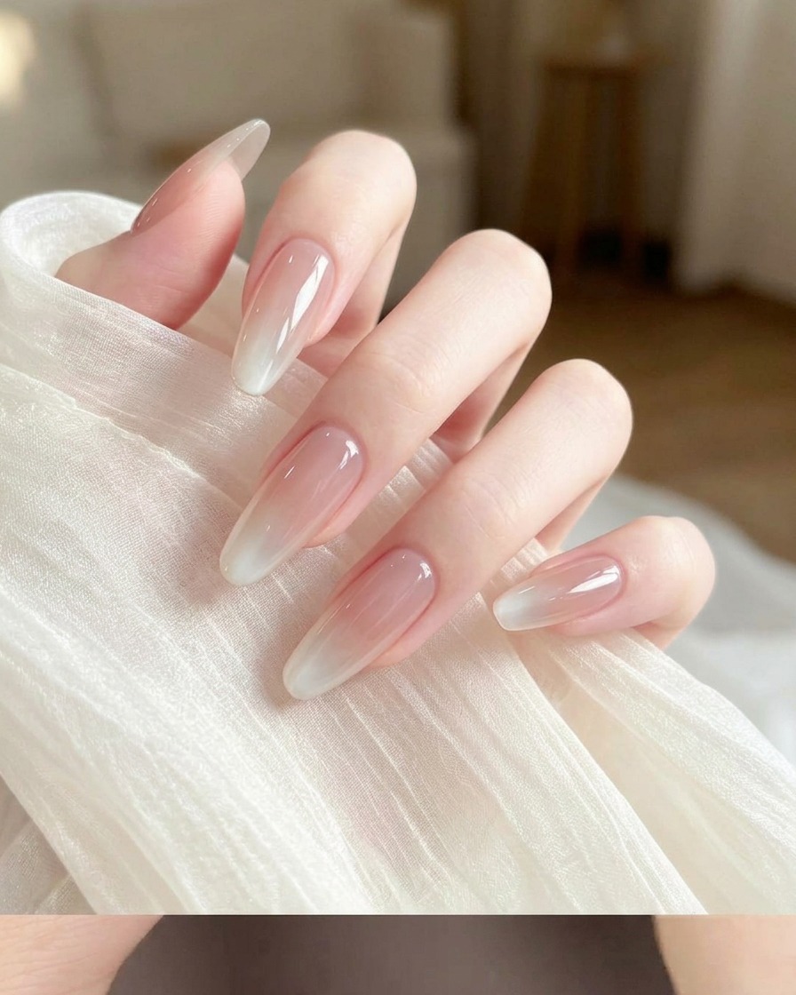Una esponja de maquillaje con una pequeña cantidad de esmalte en gel blanco aplicada en su esquina.