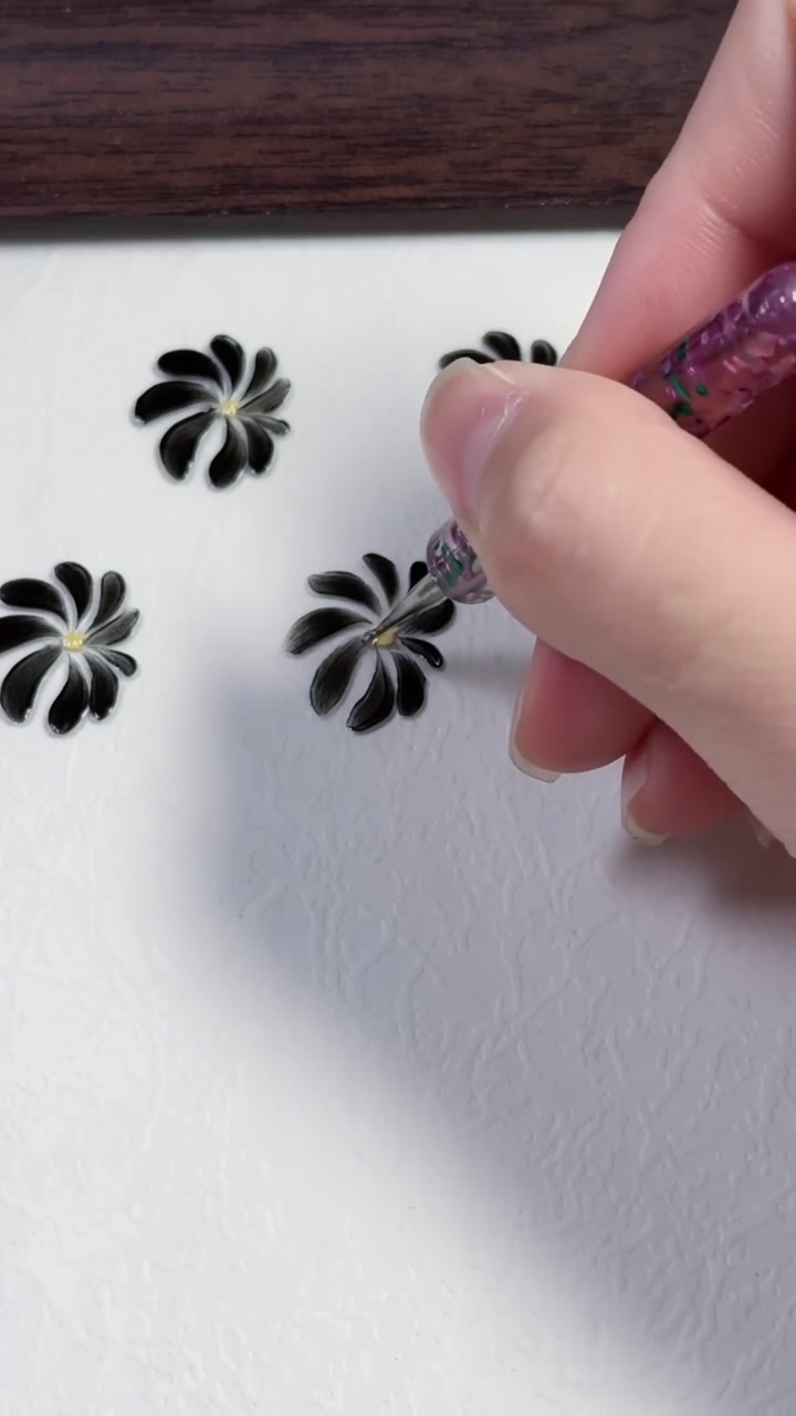 Diseño de Uñas con Margaritas Negras — Tutorial Paso a Paso