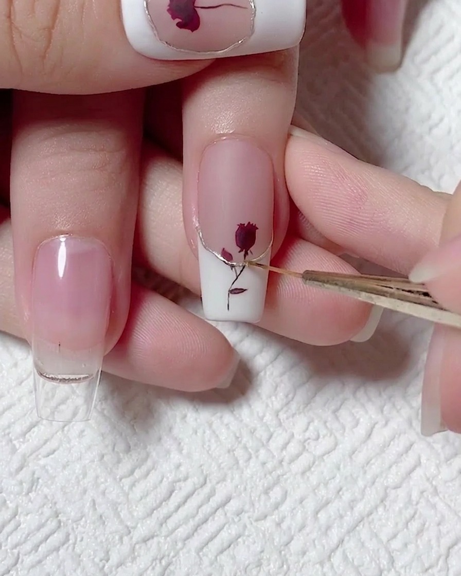 Un pincel liner aplicando una capa precisa de top coat sobre el detalle metálico.
