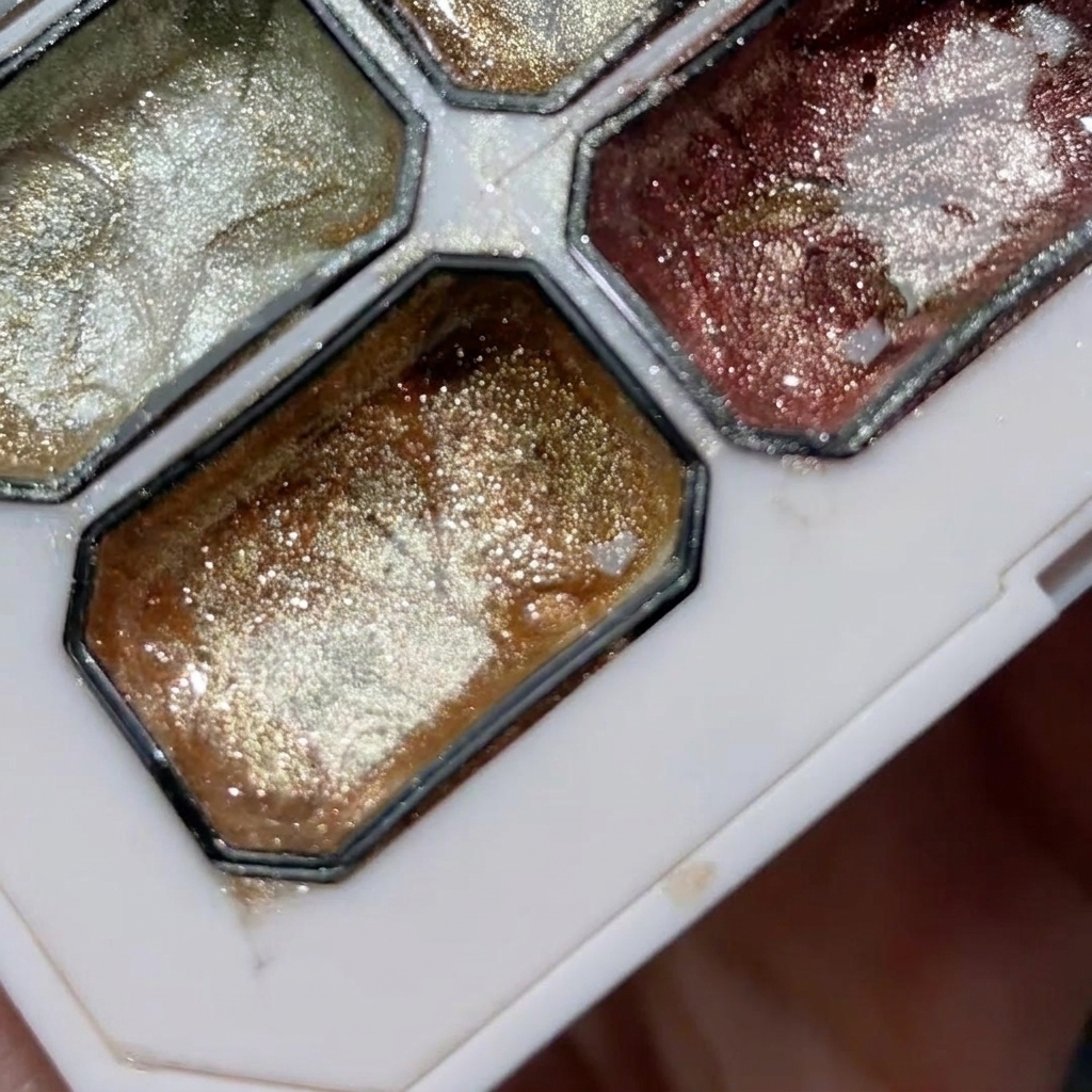 Una uña siendo curada dentro de una lámpara LED para fijar el top coat mate.