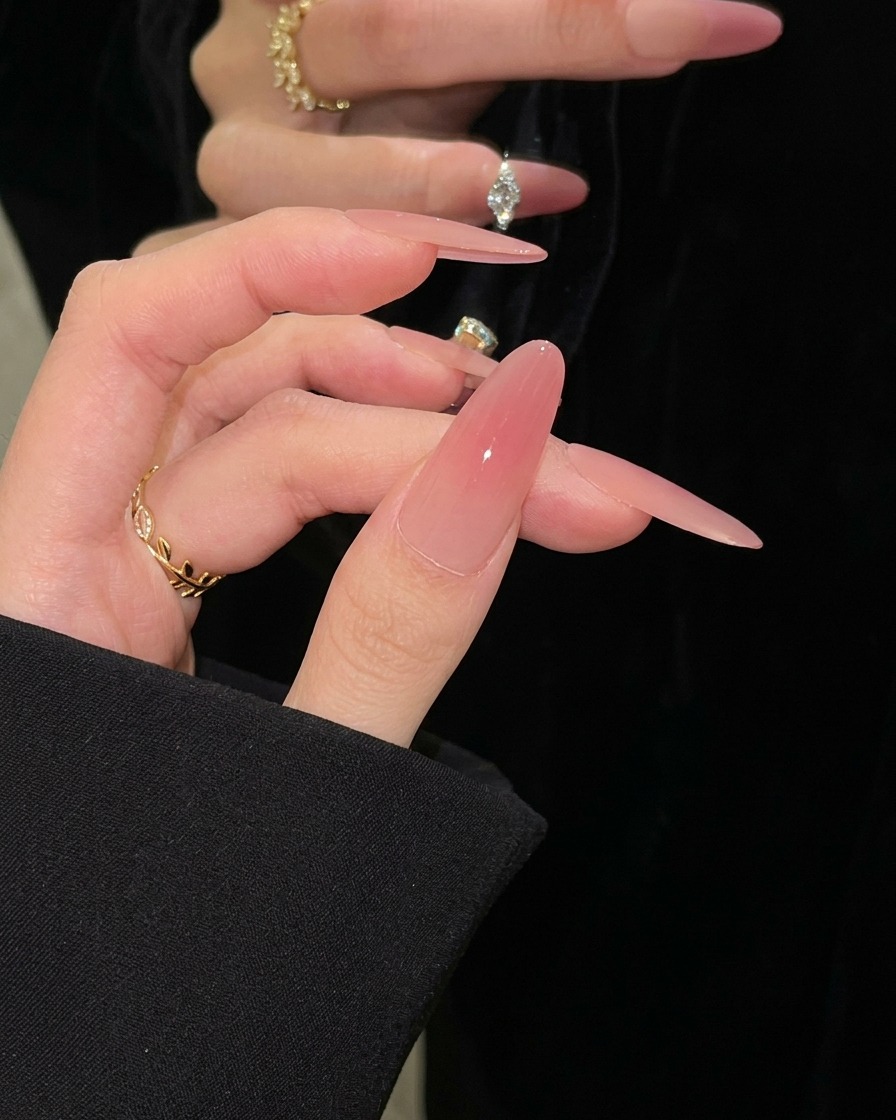 Una mano descansando dentro de una lámpara LED con las uñas posicionadas para el curado final.