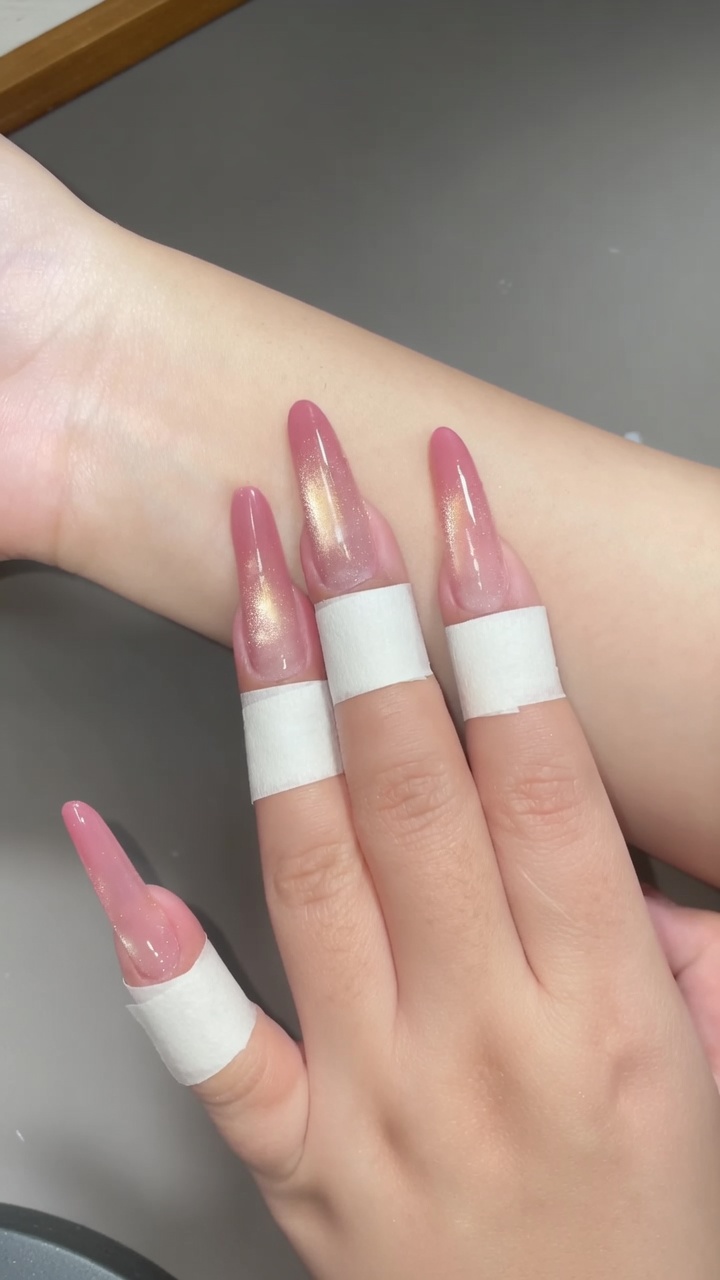 Uñas Degradadas Color Melocotón con Efecto Ojo de Gato Dorado — Tutorial de Manicura Stiletto