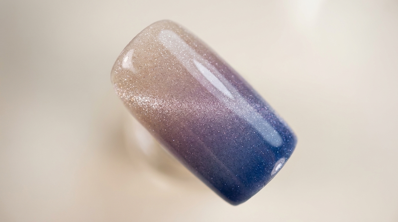 Uñas de Gel con Efecto Cat-Eye Degradado en Azul y Morado: Tutorial Paso a Paso