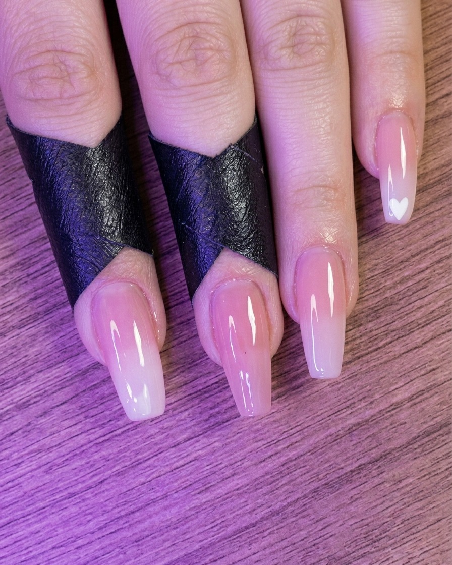 Vista de dedos con uñas color nude dentro de una lámpara para uñas.