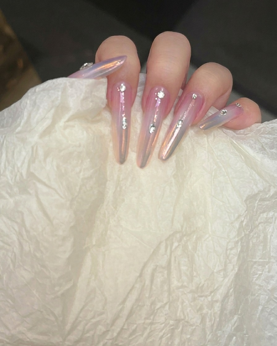 Una herramienta dando toques suaves al gel para difuminar y perfeccionar el degradado.