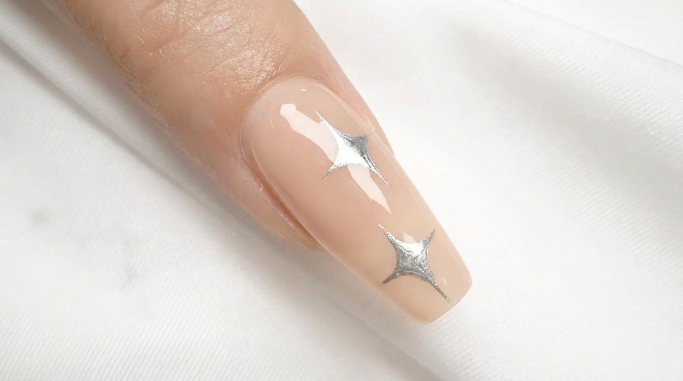 Uñas minimalistas con estrellas plateadas metálicas: tutorial paso a paso