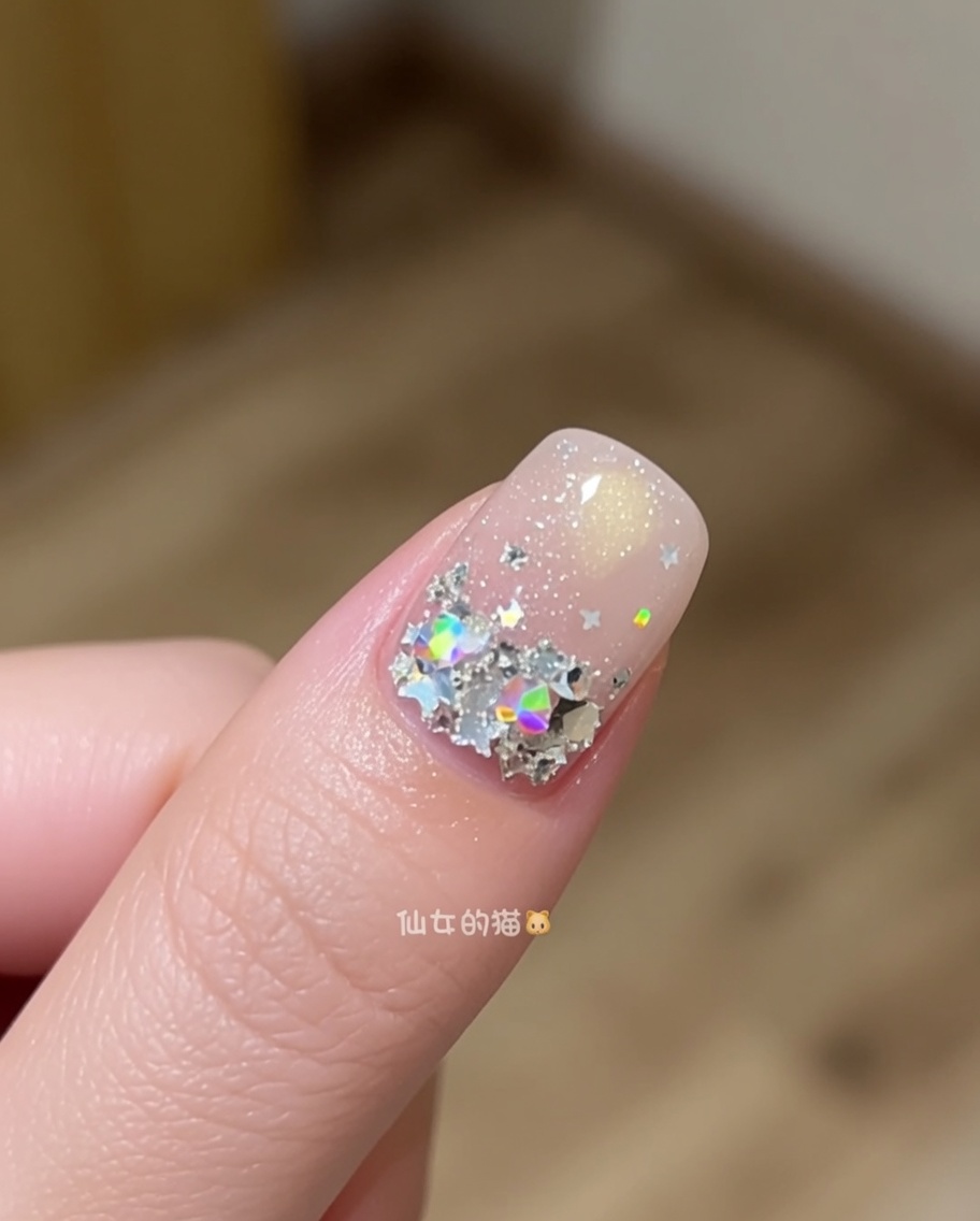 Un pincel de uñas corto siendo utilizado para manipular y alisar el gel constructor sobre la superficie de la uña.