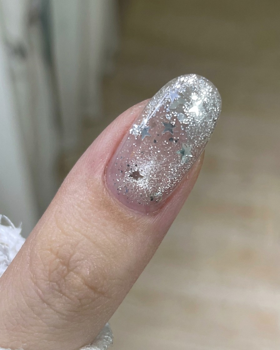 Una mano despegando limpiamente una tira de esmalte de gel antiguo de la superficie de una uña.