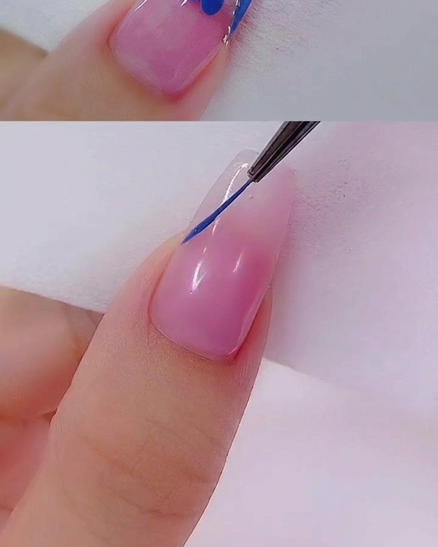 Un pincel plano para gel rellenando la zona delineada de la punta francesa con esmalte azul opaco.