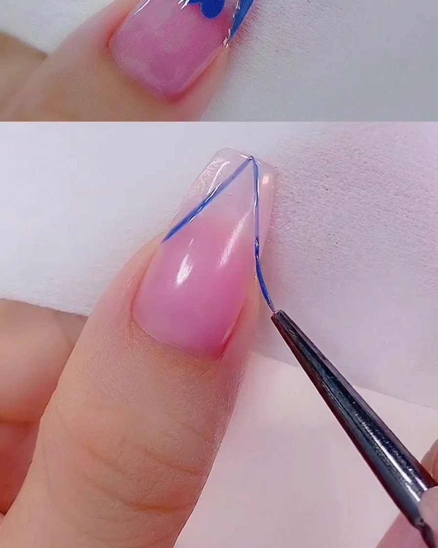 Un pincel fino aplicando una línea de gel con purpurina oro rosa a lo largo del borde de un diseño de punta francesa.
