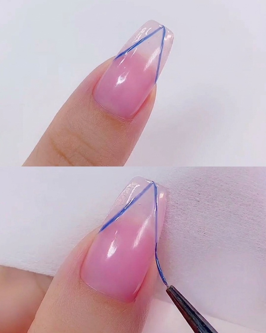 Un pincel aplicando una capa superior transparente y brillante sobre el diseño de nail art terminado.
