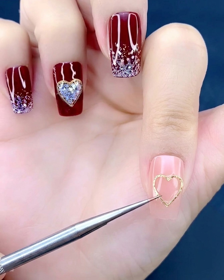 Primer plano de un pincel para uñas aplicando una pequeña gota de gel adhesivo transparente en el centro de una uña manicurada.