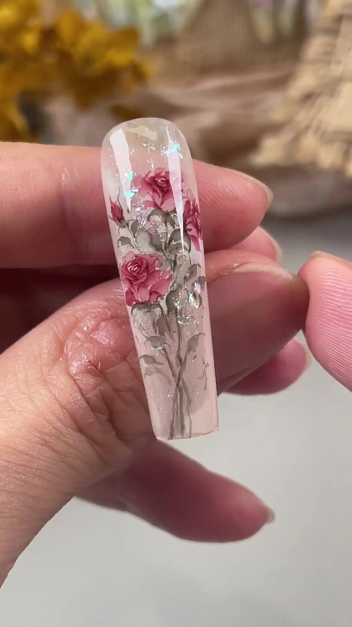 Manicura de Rosas en Acuarela: Tutorial de Diseño Floral Delicado