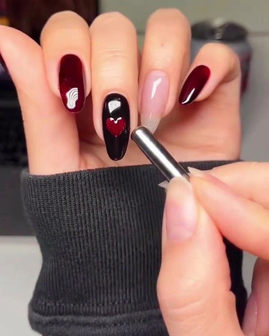 Un bloque pulidor de uñas suave alisando la superficie de una uña manicurada.
