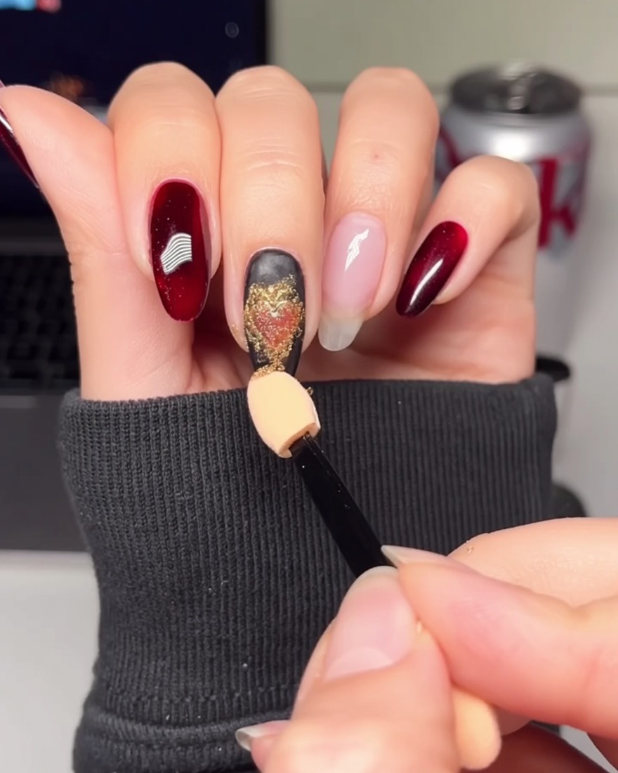 Una mano aplicando una capa de esmalte en gel blanco sólido sobre una uña limpia.